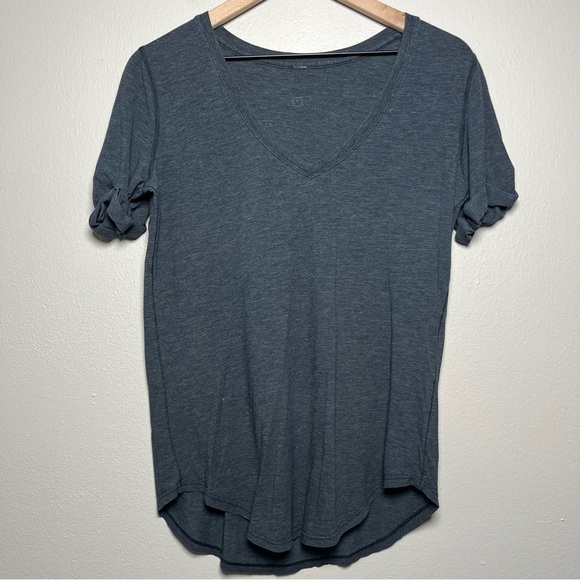 Lululemon Women Love‎ Shirt 6 Blue Short Sleeve Workout Gym V-Neck T-Shirt - Picture 1 of 6